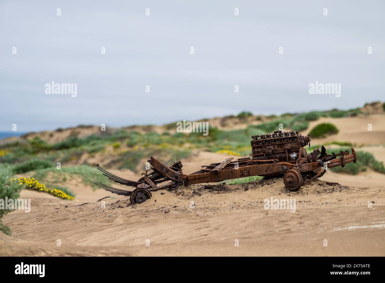 Verrostete Überreste eines Lkw-Fahrgestells am Sandspit Beach im Montana de Oro State Park, Kalifornien Stockfoto