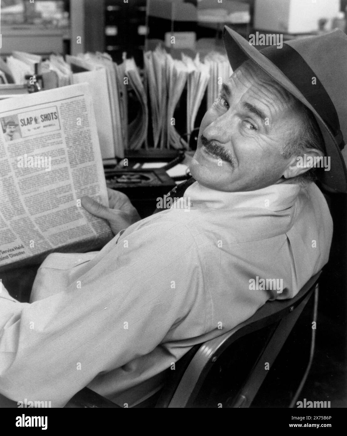 1987, Hollywood, Kalifornien, USA: Schauspieler DABNEY COLEMAN AS (Slap Maxwell) während der Dreharbeiten für die Fernsehserie The Slap Maxwell Story mit Megan Gallagher und Bill Cobbs. (Credit Image: © Globe Photos/ZUMA Wire) NUR REDAKTIONELLE VERWENDUNG! Nicht für kommerzielle ZWECKE! Stockfoto