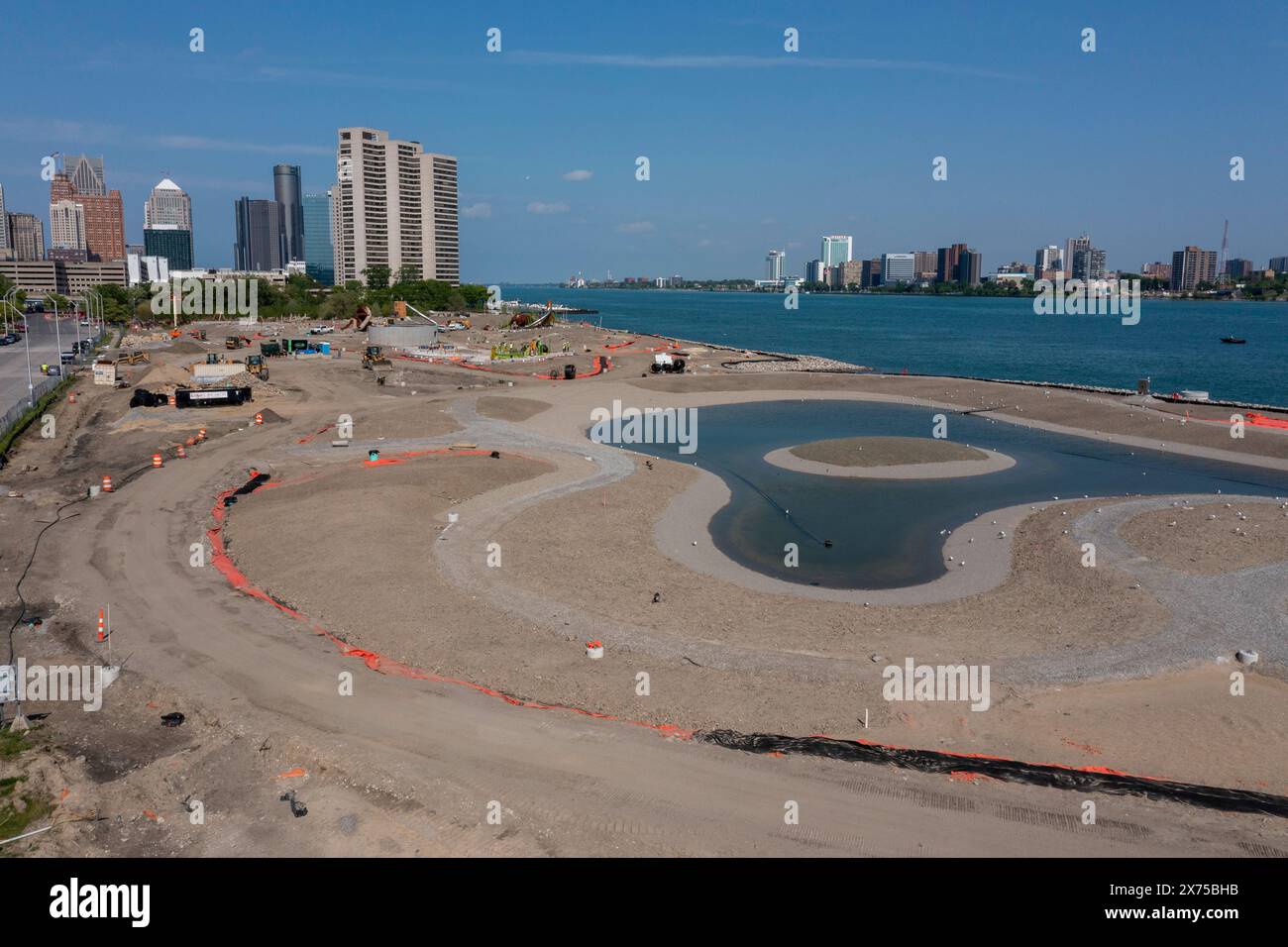 Detroit, Michigan - Bau eines neuen Parks am Westufer von Detroit. Der 22 Hektar große Ralph C. Wilson Centennial Park wird voraussichtlich in 2 Jahren eröffnet Stockfoto