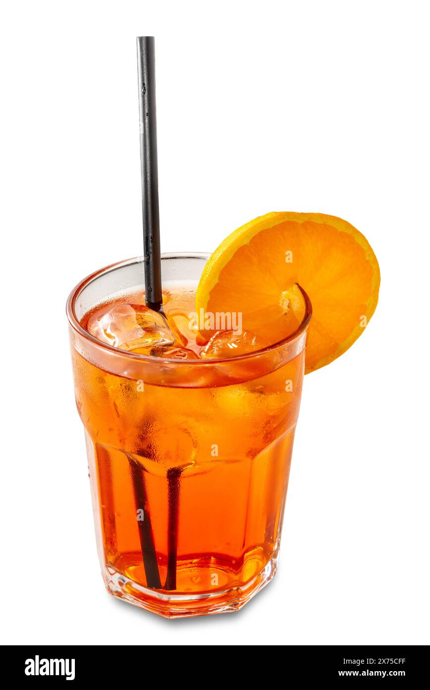 Alkoholischer Aperol Spritz Cocktail im Glas mit Orangenscheibe und schwarzem Stroh, isoliert auf weiß mit Beschneidungspfad im Preis inbegriffen Stockfoto