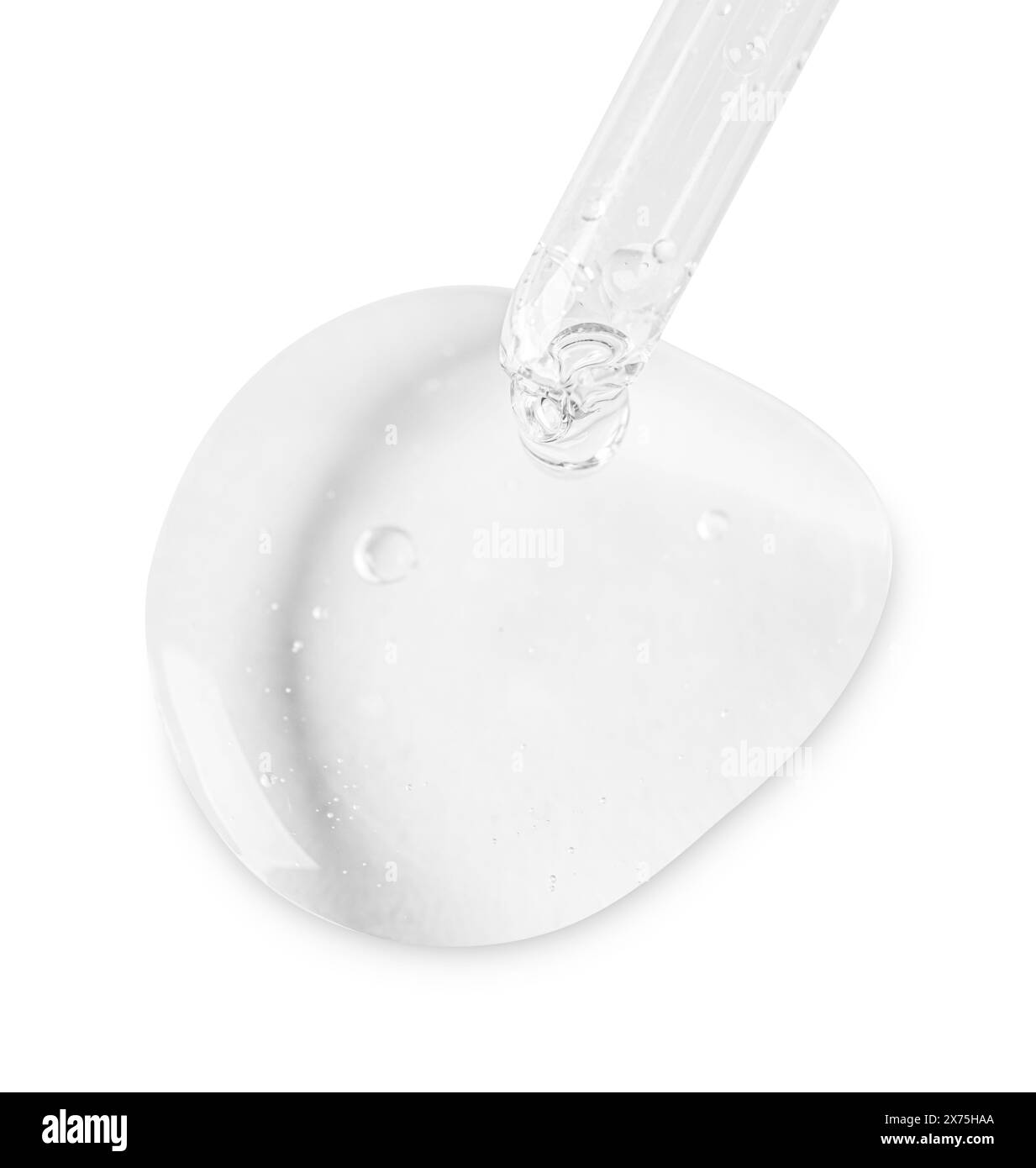 Glaspipette und transparente Flüssigkeit auf weiß isoliert Stockfoto
