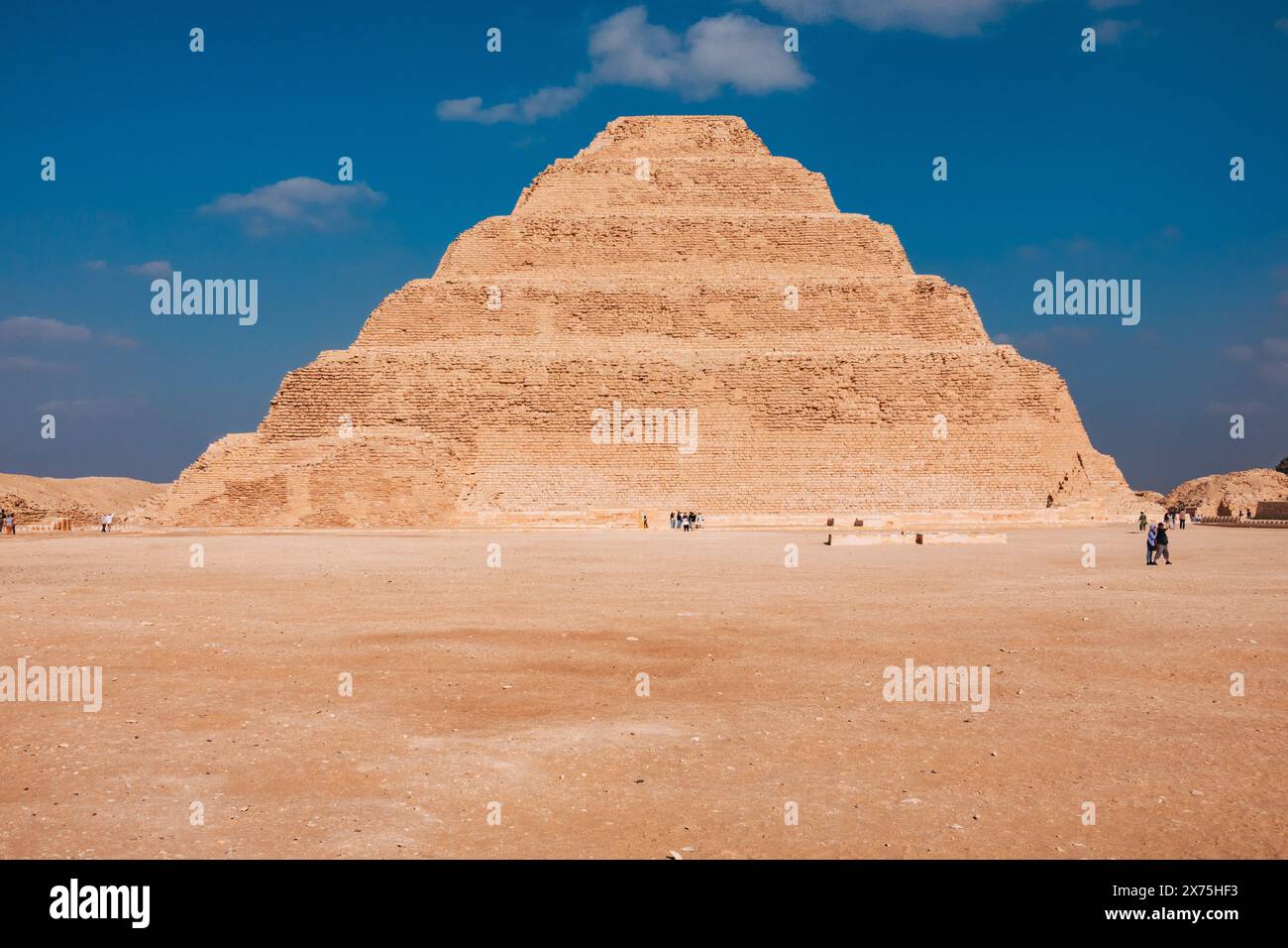 Die Stufenpyramide von Djoser in der Nekropolis von Sakkara, an einem klaren, sonnigen Tag Stockfoto