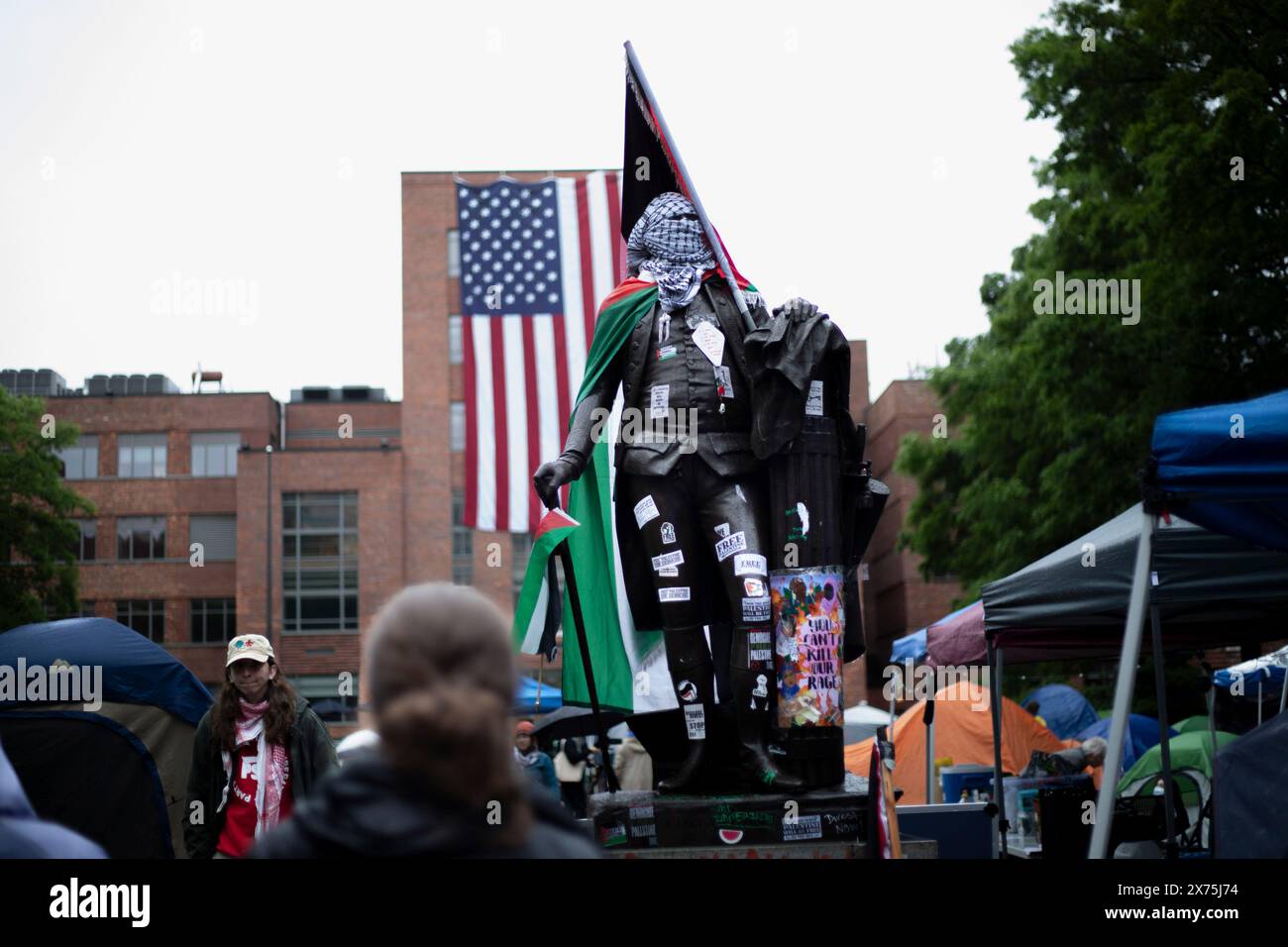 GWU, DC, USA - 4. Mai 2024: Foto von pro-palästinensischen Lagern an der George Washington University, DC in einer nebeligen Nacht Stockfoto