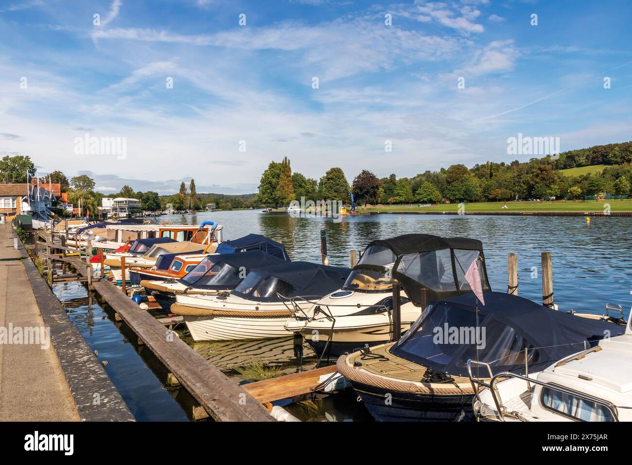 Boote an der Themse in Henley on Thames, Oxfordshire, England, Großbritannien Stockfoto