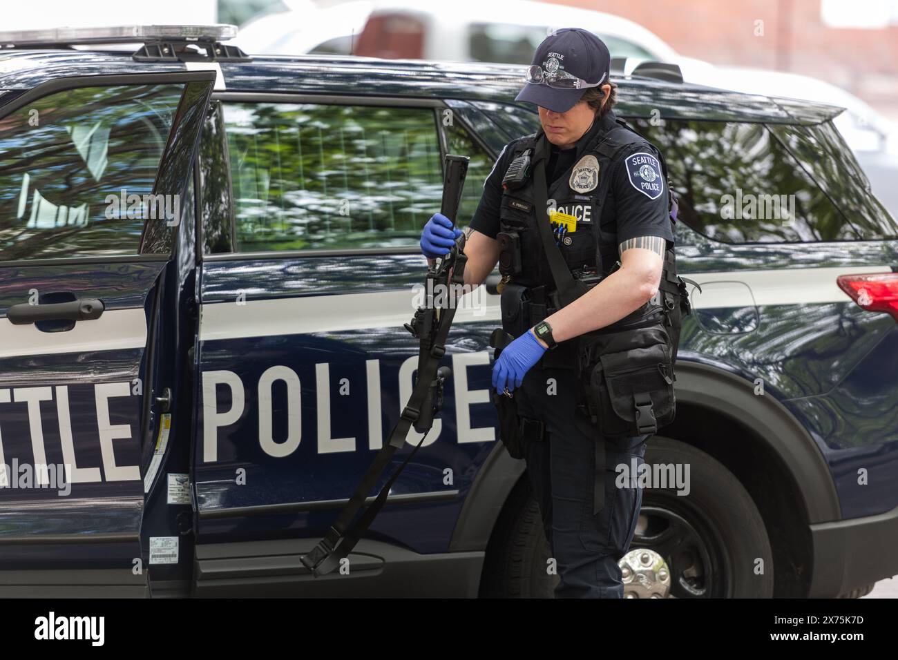 Seattle, USA. Mai 2024. Kurz vor 11:30 Uhr wird eine Person gemeldet, die in der Tiefgarage des sinkenden Schiffes im stark bevölkerten Touristenviertel Pioneer Square um eine Pistole winkt. Die Polizei kam schnell und die Person weigerte sich, die Waffe herunterzulegen, was die Situation in eine 5-Stunden-Pause verwandelte. Die Situation löste sich schließlich friedlich und war entschlossen, eine Nachbildung der Waffe zu sein. In der smaragdgrünen Stadt nehmen Gewalt und Kriminalität zu und bringen Bürger und Touristen in die Schranken. Quelle: James Anderson/Alamy Live News Stockfoto