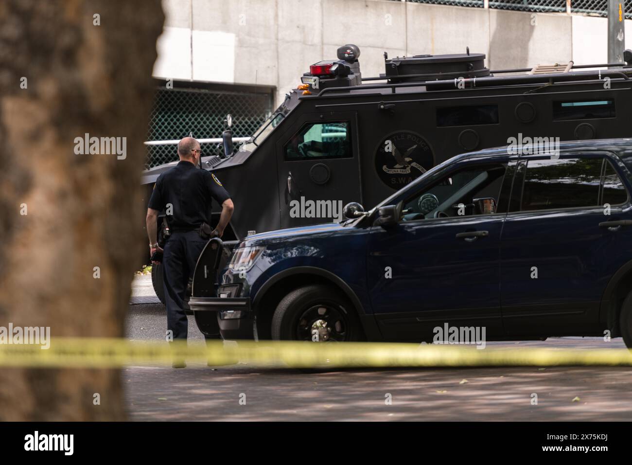 Seattle, USA. Mai 2024. Kurz vor 11:30 Uhr wird eine Person gemeldet, die in der Tiefgarage des sinkenden Schiffes im stark bevölkerten Touristenviertel Pioneer Square um eine Pistole winkt. Die Polizei kam schnell und die Person weigerte sich, die Waffe herunterzulegen, was die Situation in eine 5-Stunden-Pause verwandelte. Die Situation löste sich schließlich friedlich und war entschlossen, eine Nachbildung der Waffe zu sein. In der smaragdgrünen Stadt nehmen Gewalt und Kriminalität zu und bringen Bürger und Touristen in die Schranken. Quelle: James Anderson/Alamy Live News Stockfoto