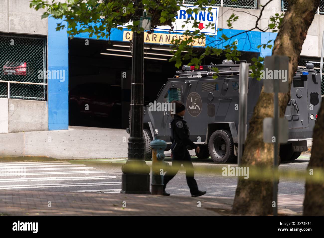 Seattle, USA. Mai 2024. Kurz vor 11:30 Uhr wird eine Person gemeldet, die in der Tiefgarage des sinkenden Schiffes im stark bevölkerten Touristenviertel Pioneer Square um eine Pistole winkt. Die Polizei kam schnell und die Person weigerte sich, die Waffe herunterzulegen, was die Situation in eine 5-Stunden-Pause verwandelte. Die Situation löste sich schließlich friedlich und war entschlossen, eine Nachbildung der Waffe zu sein. In der smaragdgrünen Stadt nehmen Gewalt und Kriminalität zu und bringen Bürger und Touristen in die Schranken. Quelle: James Anderson/Alamy Live News Stockfoto