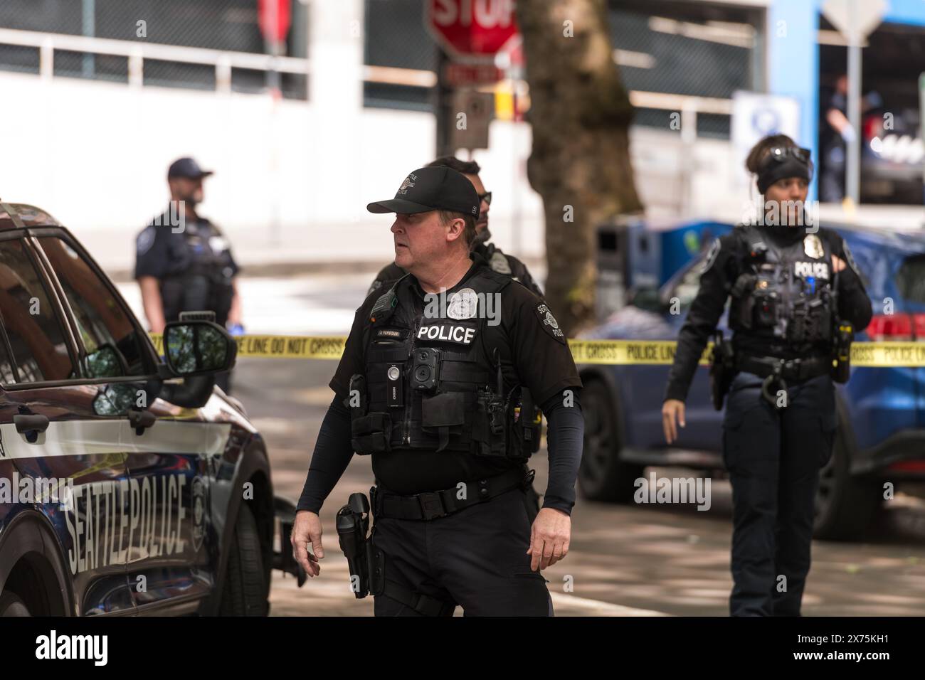 Seattle, USA. Mai 2024. Kurz vor 11:30 Uhr wird eine Person gemeldet, die in der Tiefgarage des sinkenden Schiffes im stark bevölkerten Touristenviertel Pioneer Square um eine Pistole winkt. Die Polizei kam schnell und die Person weigerte sich, die Waffe herunterzulegen, was die Situation in eine 5-Stunden-Pause verwandelte. Die Situation löste sich schließlich friedlich und war entschlossen, eine Nachbildung der Waffe zu sein. In der smaragdgrünen Stadt nehmen Gewalt und Kriminalität zu und bringen Bürger und Touristen in die Schranken. Quelle: James Anderson/Alamy Live News Stockfoto