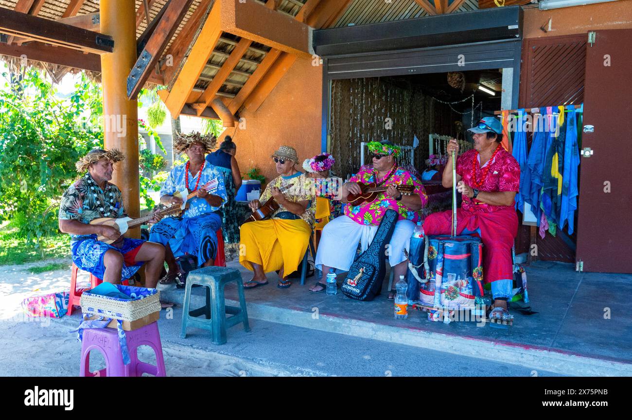 Eine Gruppe von hell gekleideten polynesischen Musikern, die Musik spielen, Vaitape, Bora Bora Island, Society Islands, Französisch-Polynesien Stockfoto