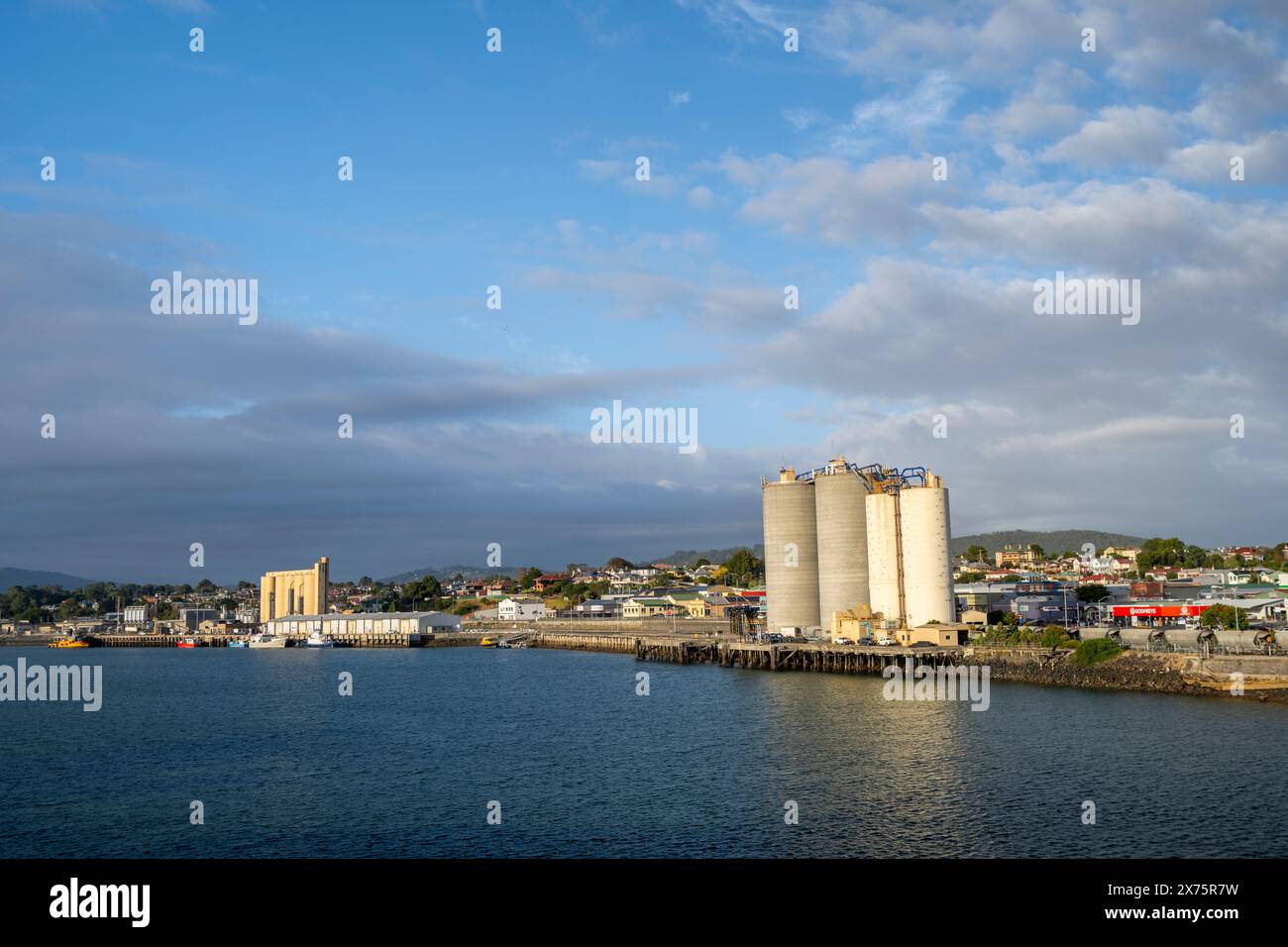 Zementsilos mit der Stadt Devonport im Hintergrund, Mersey River, Devonport, Tasmanien Stockfoto