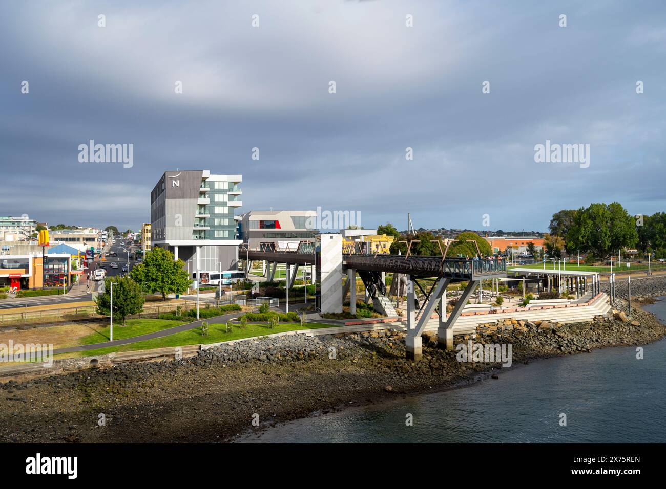 Blick auf den erhöhten Fußweg und die Aussichtsplattform auf der Rückseite des Mersey River, Devonport, Tasmanien Stockfoto