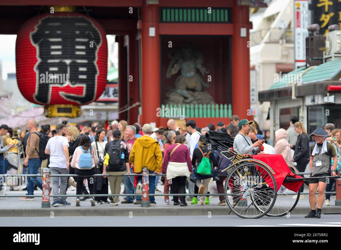 Das malerische Viertel des Sensoji-Tempels in Asakusa während der Kirschblüten-Saison, Tokyo JP Stockfoto