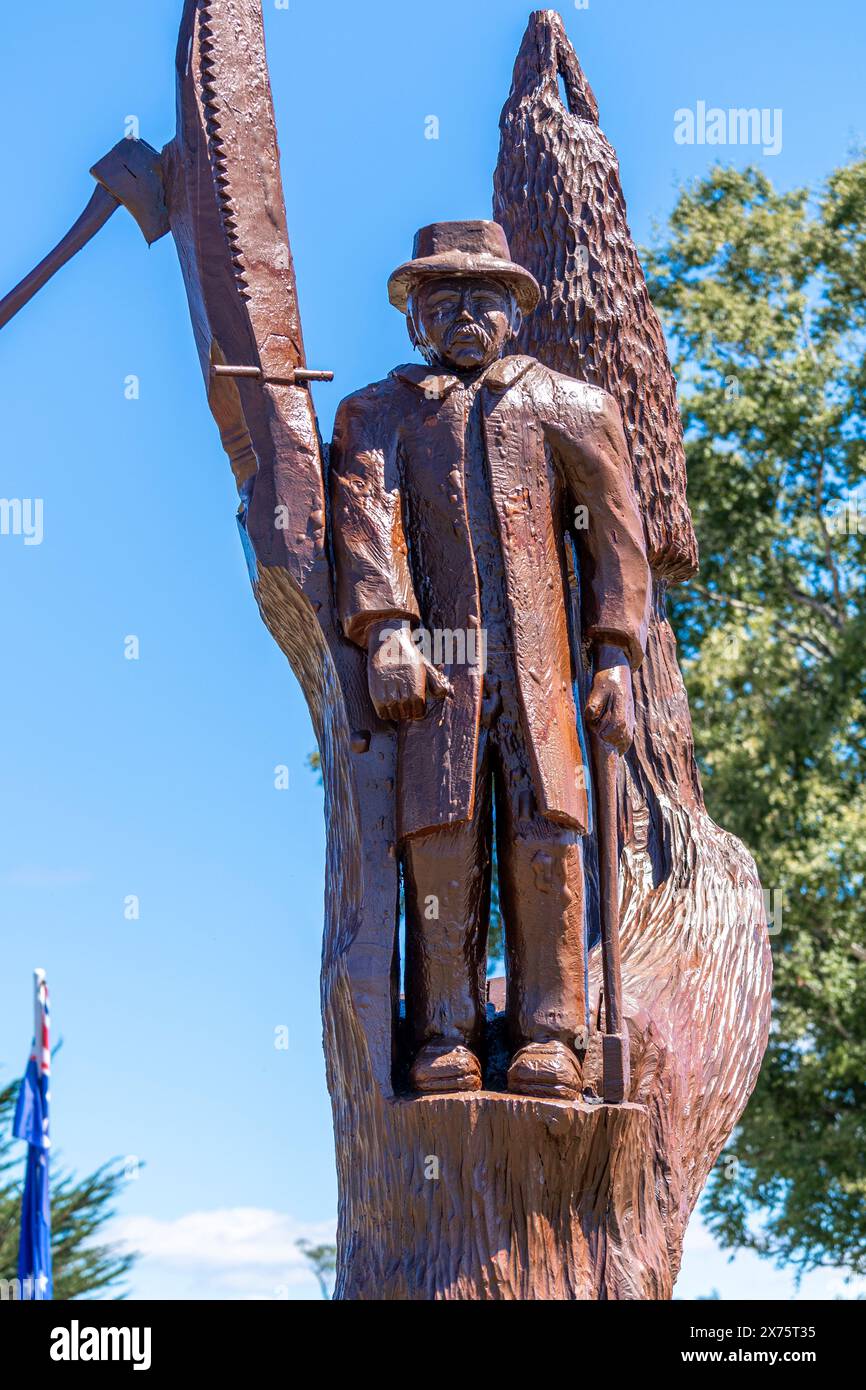 Legerwood Memorial Trees, gemeißelt zu Ehren der gefallenen Soldaten im Ersten Weltkrieg, Legerwood Eastern Tasmania Stockfoto