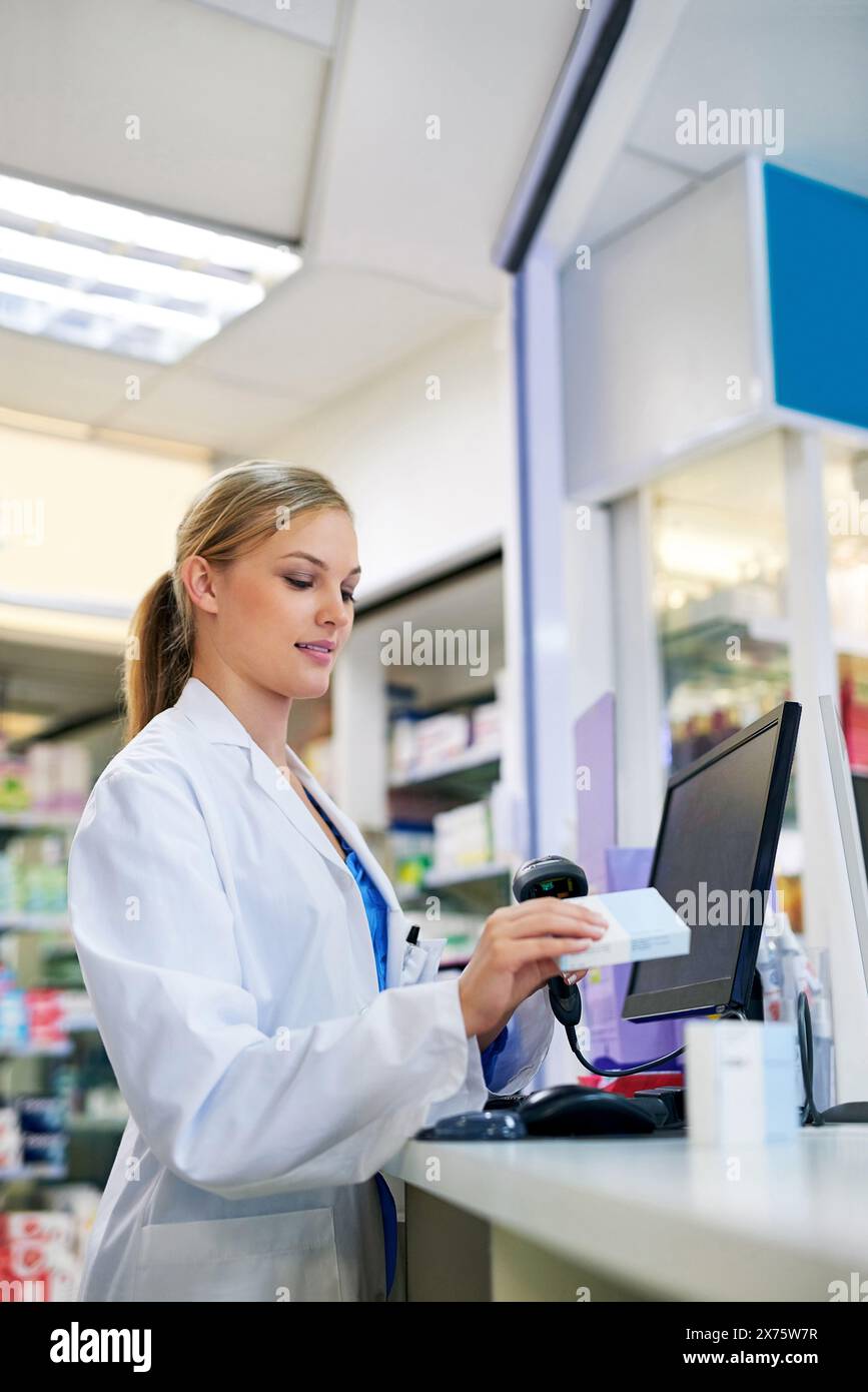 Apotheke, Produkt und Scan Medizin im Shop mit Barcode, Etikett oder Medikamente für das Gesundheitswesen. Laden, Preise und Apothekervertrieb bei TECH OR Stockfoto