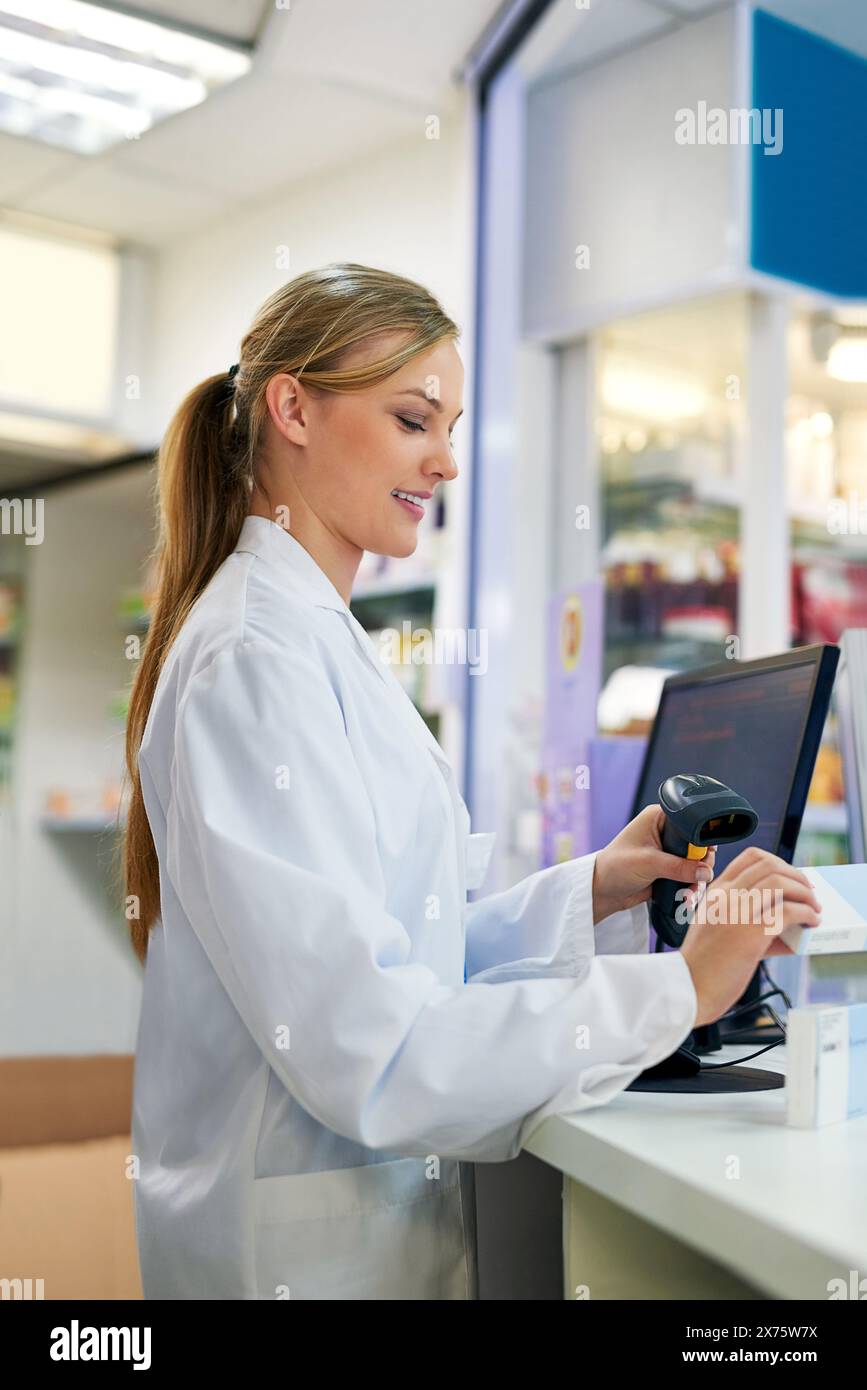 Apotheke, Shop und Scannen von Medizinprodukten, Barcode oder Etikett auf Medikamenten für die Zahlung im Gesundheitswesen. Laden, Preis und Apotheker mit Lagerverkauf, Technik Stockfoto