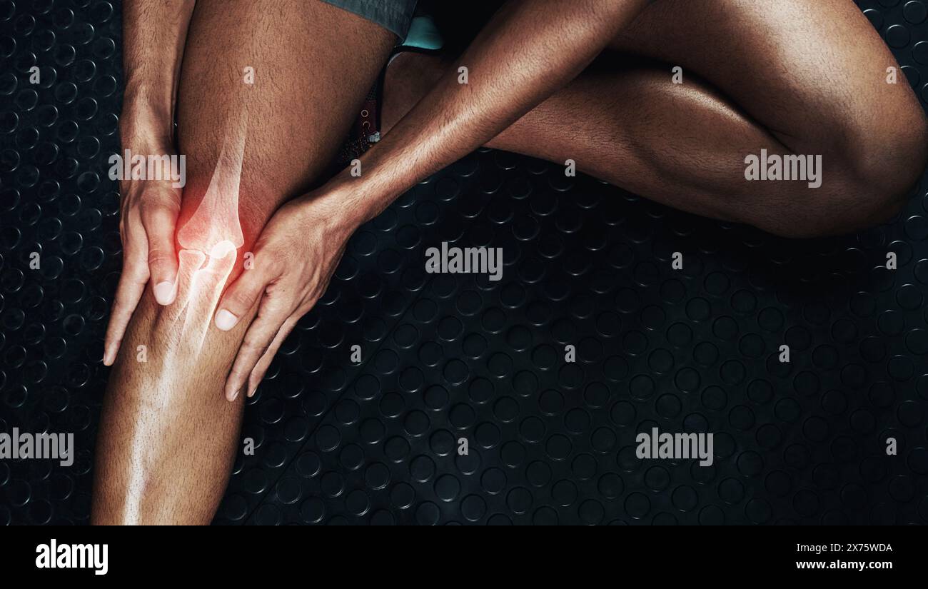 Knieschmerzen, Mann und Fitness mit Verletzung, Hände und Bewegung mit Training, Entzündung und Notfall. Wunden, Person und Athlet mit rotem Highlight Stockfoto