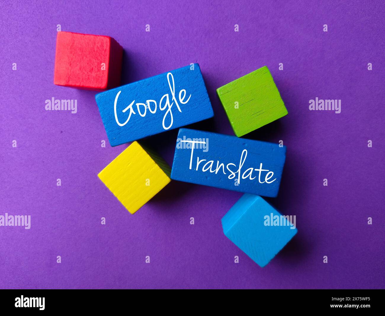 Ansicht oben farbiger Würfel mit Text Google translate auf lila Hintergrund. Stockfoto
