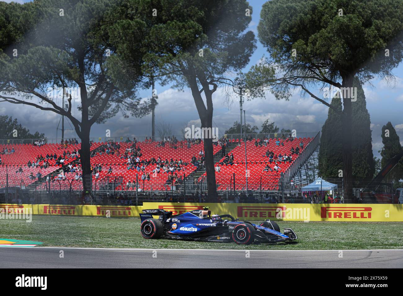 Imola. Mai 2024. Williams' Pilot Logan Sargeant aus den Vereinigten Staaten tritt am 17. Mai 2024 beim ersten Training auf der Rennstrecke Autodromo Internazionale Enzo e Dino Ferrari in Imola, Italien, vor dem Formel-1-Emilia Romagna Grand Prix an. Quelle: Li Jing/Xinhua/Alamy Live News Stockfoto