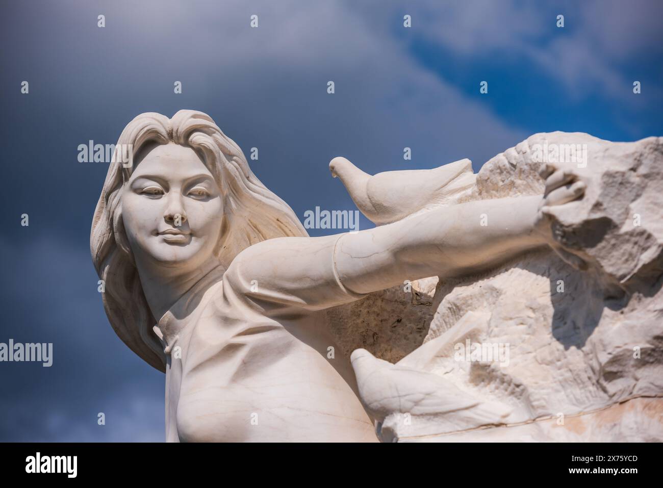 NAGASAKI, JAPAN - 19. Juli 2016 : Statue der Frau und Tauben im Peace Park, Nagasaki, Kyushu, Japan, Asien Stockfoto
