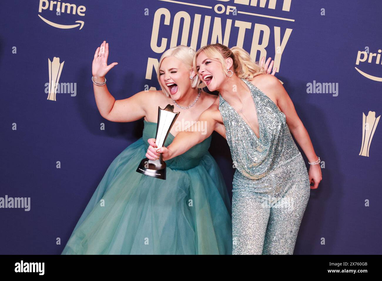 Frisco, USA. Mai 2024. Kendra Slaubaugh und Krista Slaubaugh von Tigirlily Gold, Gewinner des New Duo/Group of the Year Awards, posieren im Presseraum während der 59. Academy of Country Music Awards im Ford Center at the Star am 16. Mai 2024 in Frisco, Texas. Foto: Ozzie B/imageSPACE/SIPA USA Credit: SIPA USA/Alamy Live News Stockfoto