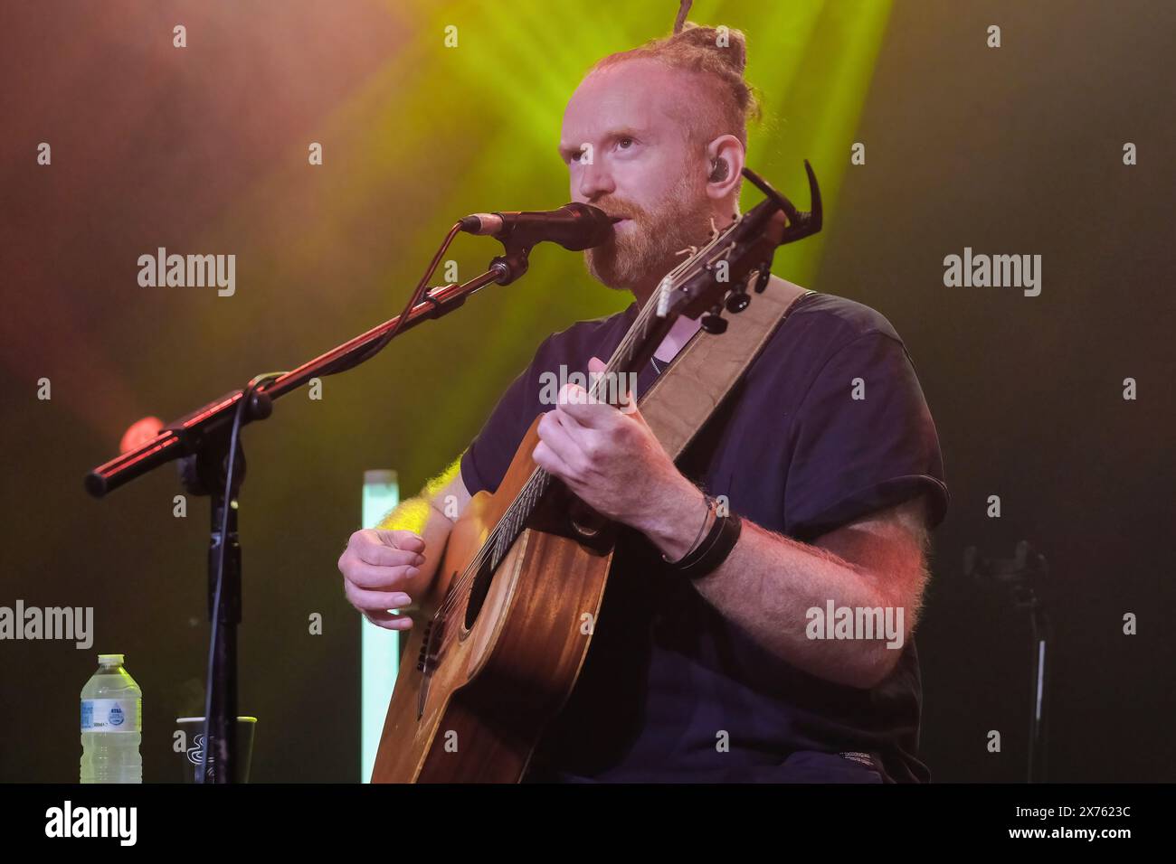 Southampton, Großbritannien. Mai 2024. Der englische Sänger, Songwriter und Multiinstrumentalist Sam Newton Battenberg Faulkner, auch bekannt als Newton Faulkner, tritt live auf der Bühne im Southampton 1865 auf. Newton ist nicht nur Sänger und Gitarrist, sondern spielt auch Sitar, Bassgitarre, Basspedale, Banjo, Mandoline, Guzheng, Gitarre, Klavier, Kazoo, und Ukulele. Sein Debütalbum Hand Built by Robots wurde in Großbritannien mit doppeltem Platin ausgezeichnet und erreichte im August 2007 Platz 1 in den britischen Albumcharts Credit: SOPA Images Limited/Alamy Live News Stockfoto