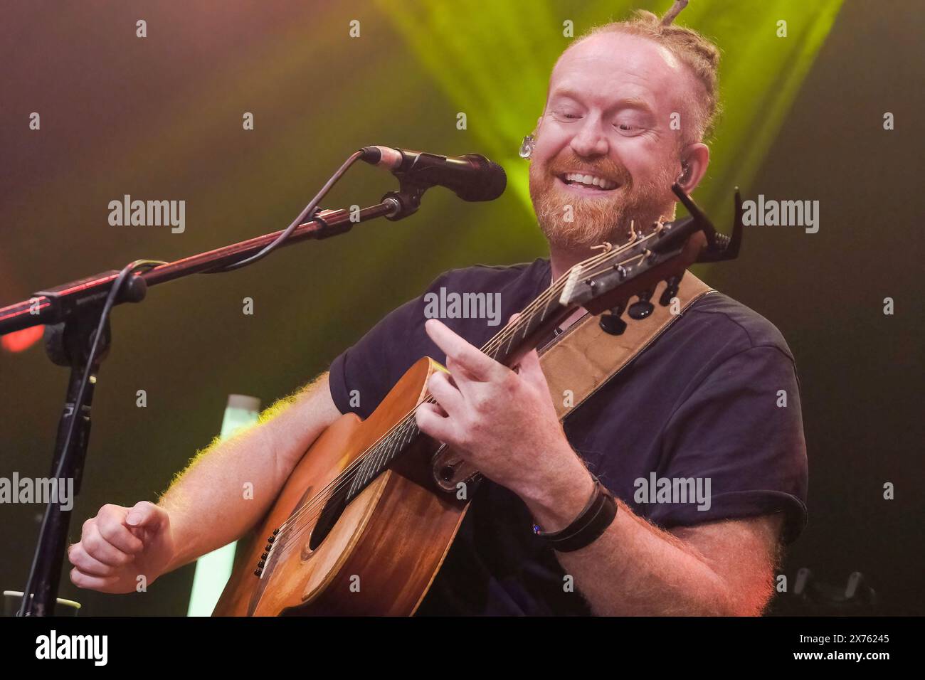 Southampton, Großbritannien. Mai 2024. Der englische Sänger, Songwriter und Multiinstrumentalist Sam Newton Battenberg Faulkner, auch bekannt als Newton Faulkner, tritt live auf der Bühne im Southampton 1865 auf. Newton ist nicht nur Sänger und Gitarrist, sondern spielt auch Sitar, Bassgitarre, Basspedale, Banjo, Mandoline, Guzheng, Gitarre, Klavier, Kazoo, und Ukulele. Sein Debütalbum Hand Built by Robots wurde in Großbritannien mit doppeltem Platin ausgezeichnet und erreichte im August 2007 Platz 1 in den britischen Albumcharts Credit: SOPA Images Limited/Alamy Live News Stockfoto