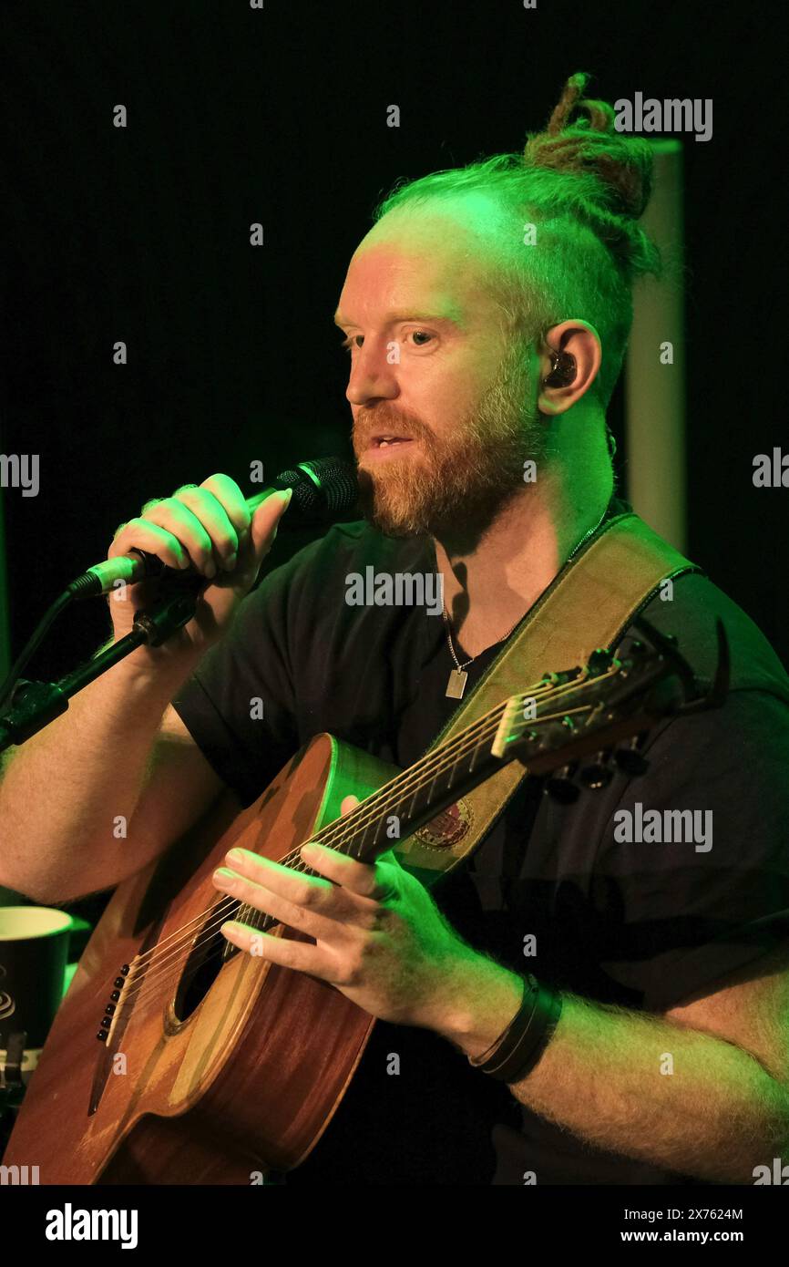 Southampton, Großbritannien. Mai 2024. Der englische Sänger, Songwriter und Multiinstrumentalist Sam Newton Battenberg Faulkner, auch bekannt als Newton Faulkner, tritt live auf der Bühne im Southampton 1865 auf. Newton ist nicht nur Sänger und Gitarrist, sondern spielt auch Sitar, Bassgitarre, Basspedale, Banjo, Mandoline, Guzheng, Gitarre, Klavier, Kazoo, und Ukulele. Sein Debütalbum Hand Built by Robots wurde in Großbritannien mit doppeltem Platin ausgezeichnet und erreichte im August 2007 Platz 1 in den britischen Albumcharts Credit: SOPA Images Limited/Alamy Live News Stockfoto