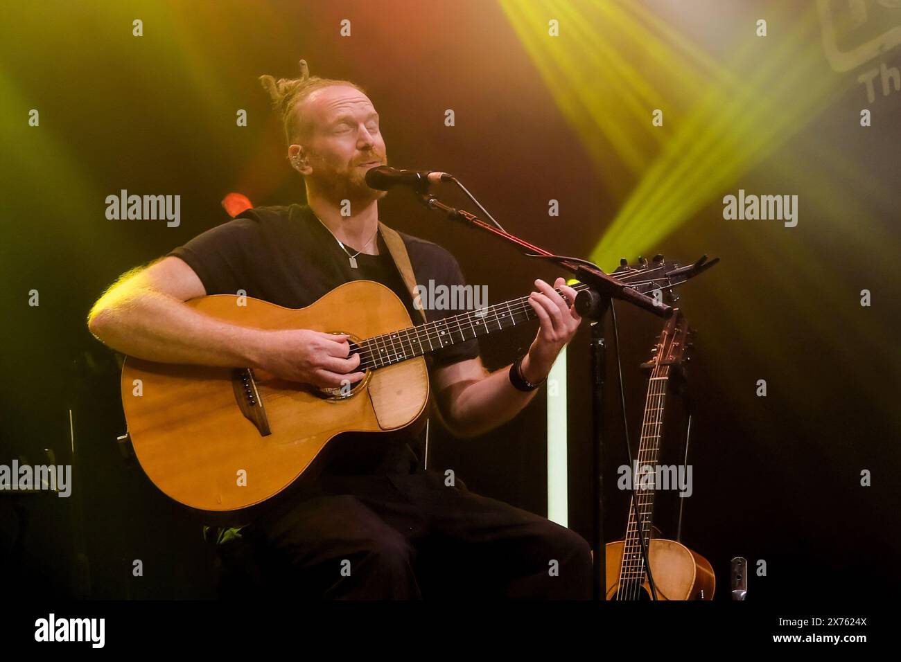 Southampton, Großbritannien. Mai 2024. Der englische Sänger, Songwriter und Multiinstrumentalist Sam Newton Battenberg Faulkner, auch bekannt als Newton Faulkner, tritt live auf der Bühne im Southampton 1865 auf. Newton ist nicht nur Sänger und Gitarrist, sondern spielt auch Sitar, Bassgitarre, Basspedale, Banjo, Mandoline, Guzheng, Gitarre, Klavier, Kazoo, und Ukulele. Sein Debütalbum Hand Built by Robots wurde in Großbritannien mit doppeltem Platin ausgezeichnet und erreichte im August 2007 Platz 1 in den britischen Albumcharts Credit: SOPA Images Limited/Alamy Live News Stockfoto