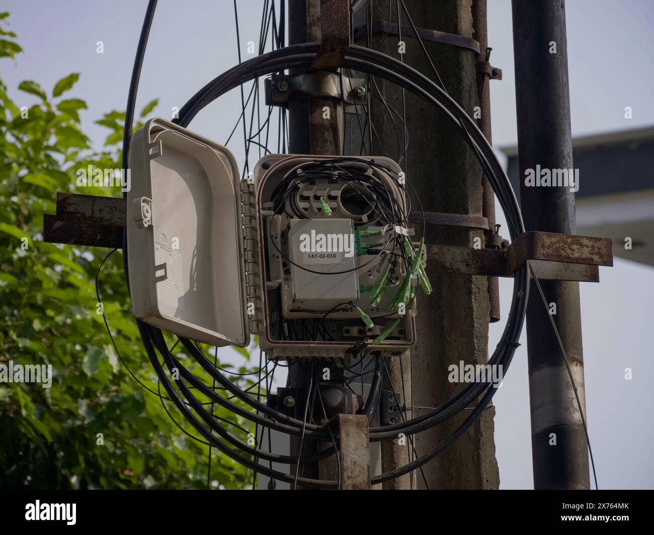 Jakarta, Indonesien - 06. Mai 2024 : Internet-Glasfaser-Box aufgebrochen Stockfoto