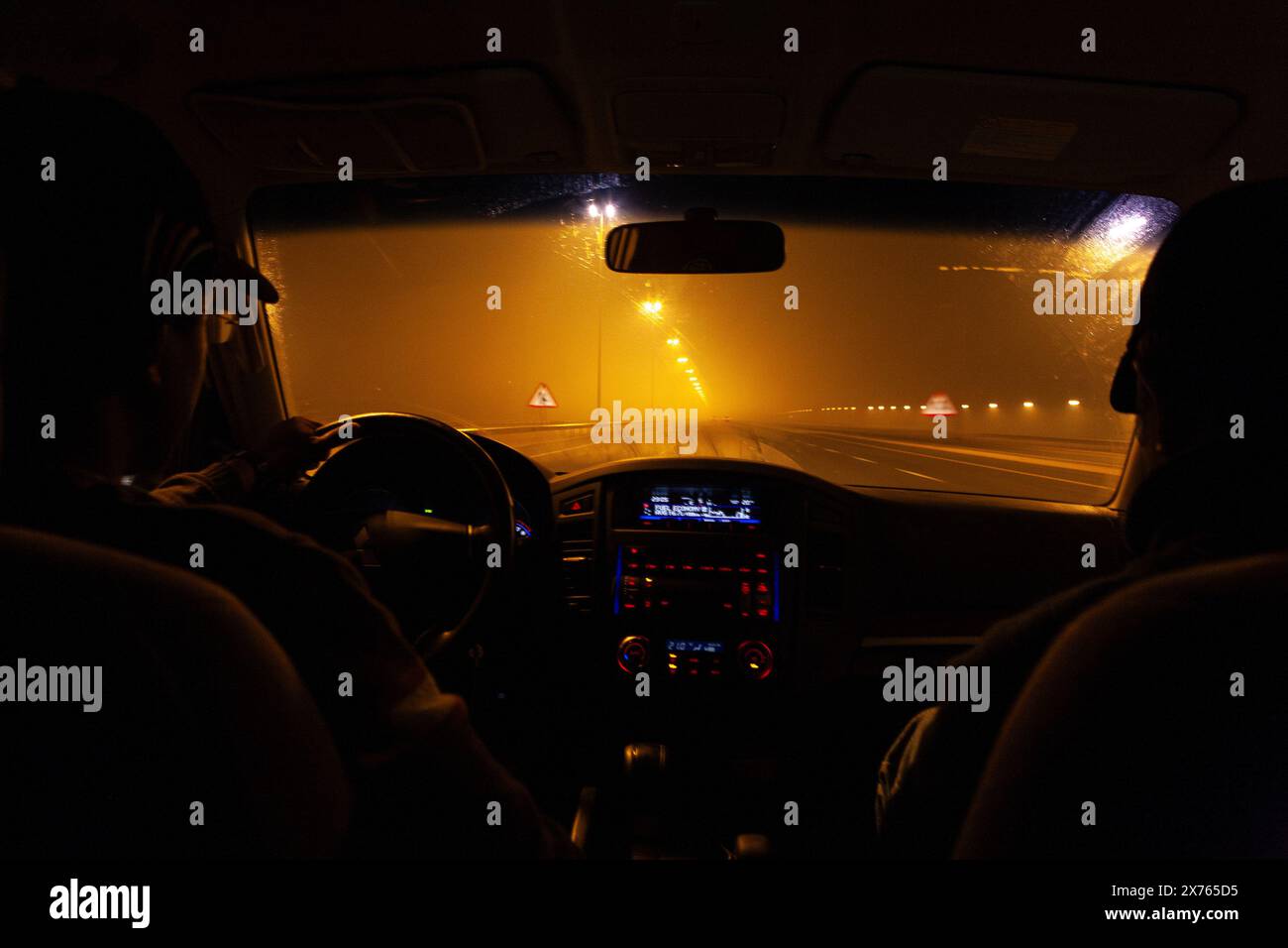 Nachtlicht auf der Autobahn, Autofahren auf der Autobahn in Nebelnacht Stockfoto
