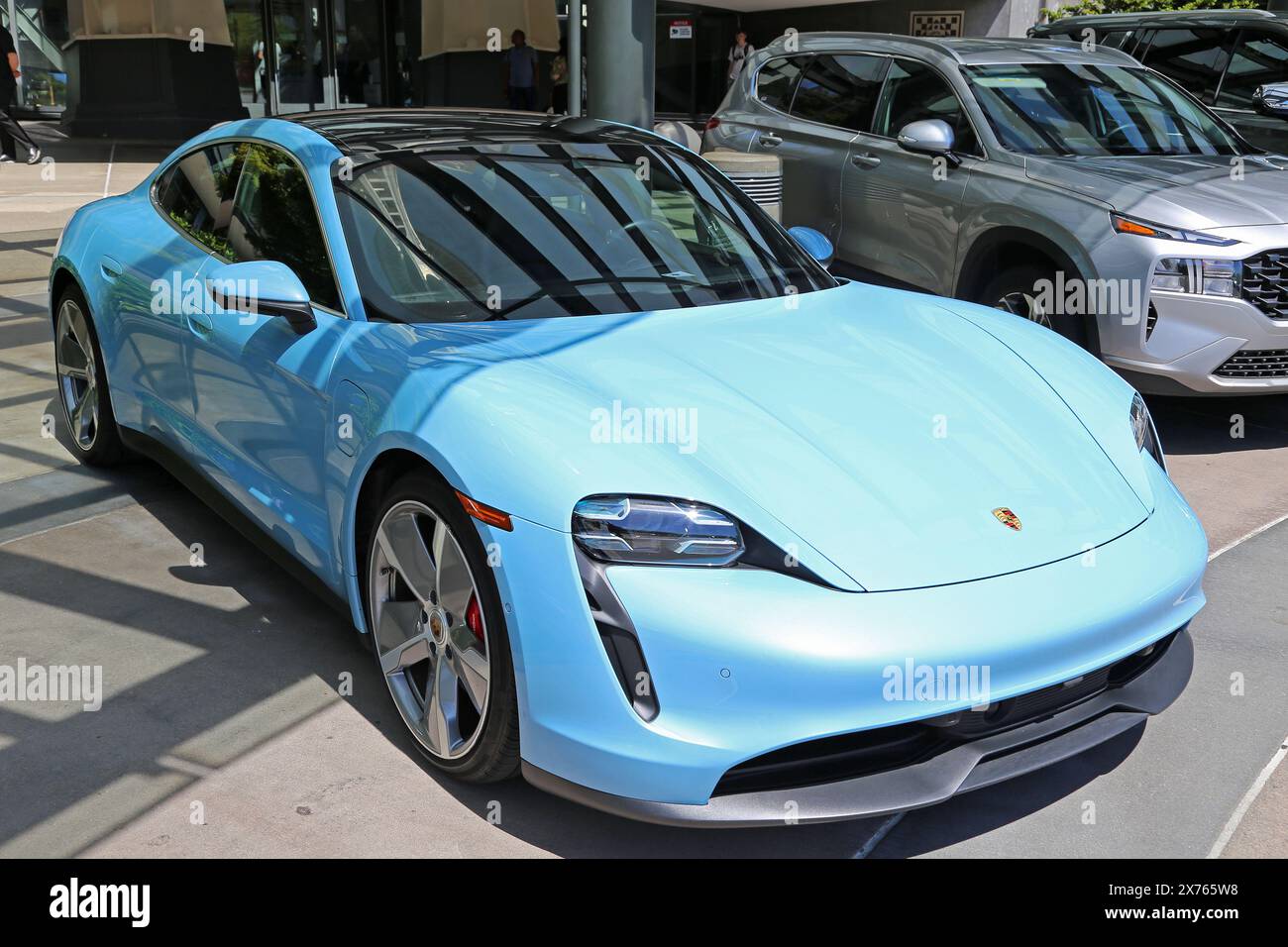 Porsche Taycan, Seattle Center, Harrison Street, Seattle, Elliott Bay, Puget Sound, King County, Bundesstaat Washington, USA, Golf von Alaska, Nordamerika Stockfoto