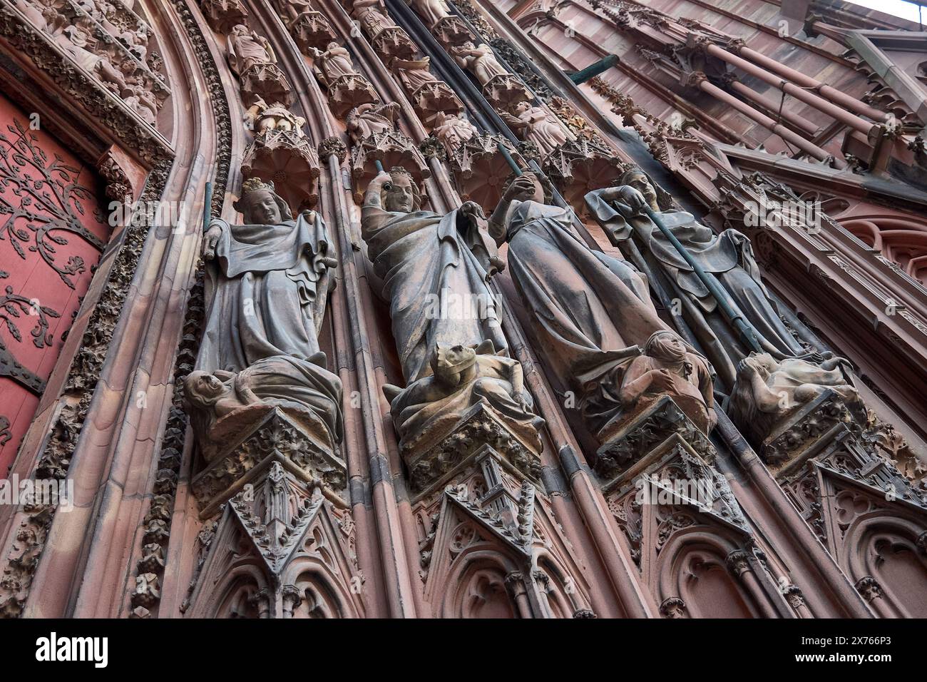 Straßburg, Frankreich; Oktober 13,2023: Kathedrale unserer Lieben Frau von Straßburg oder Kathedrale Notre-Dame de Straßburg. Das Straßburger Münster ist katholisch Stockfoto