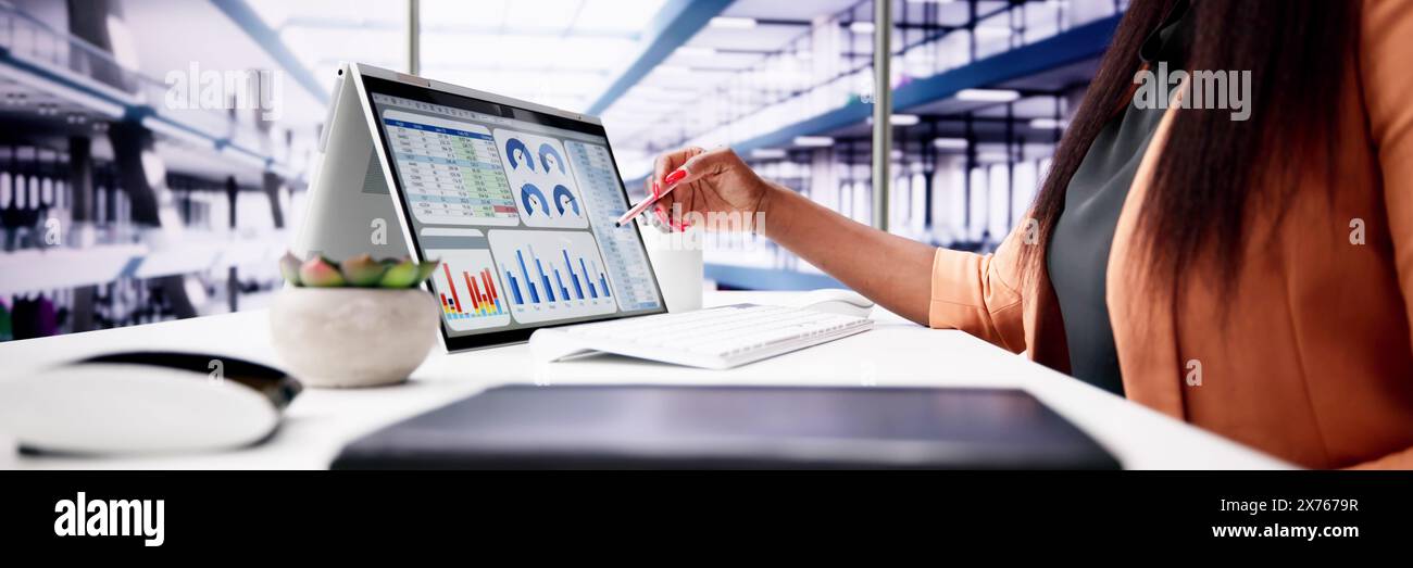African American Data Analyst mit Data Analytics KPI Dashboard Stockfoto