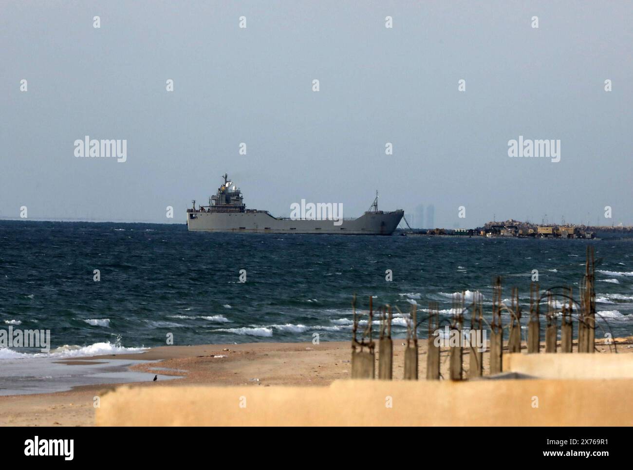 Schiffe fahren vor der Küste des Gazastreifens am 17. Mai 2024. Das US-Zentralkommando CENTCOM erklärte, dass LKW mit Schiffen für humanitäre Hilfe vor der Küste des Gazastreifens am 17. Mai 2024 segeln. Das US-Zentralkommando CENTCOM sagte, dass LKW mit humanitärer Hilfe am 17. Mai um etwa 9.00 Uhr Ortszeit 6 Uhr UTC über einen temporären Pier in Gaza an Land gingen. Der Schritt ist Teil der Bemühungen der internationalen Gemeinschaft, die humanitäre Hilfe für die Bewohner des Gazastreifens zu erhöhen, die von dem anhaltenden Konflikt betroffen sind. Seit dem 07. Oktober 2023 bis zu 1,7 Millionen Menschen Stockfoto