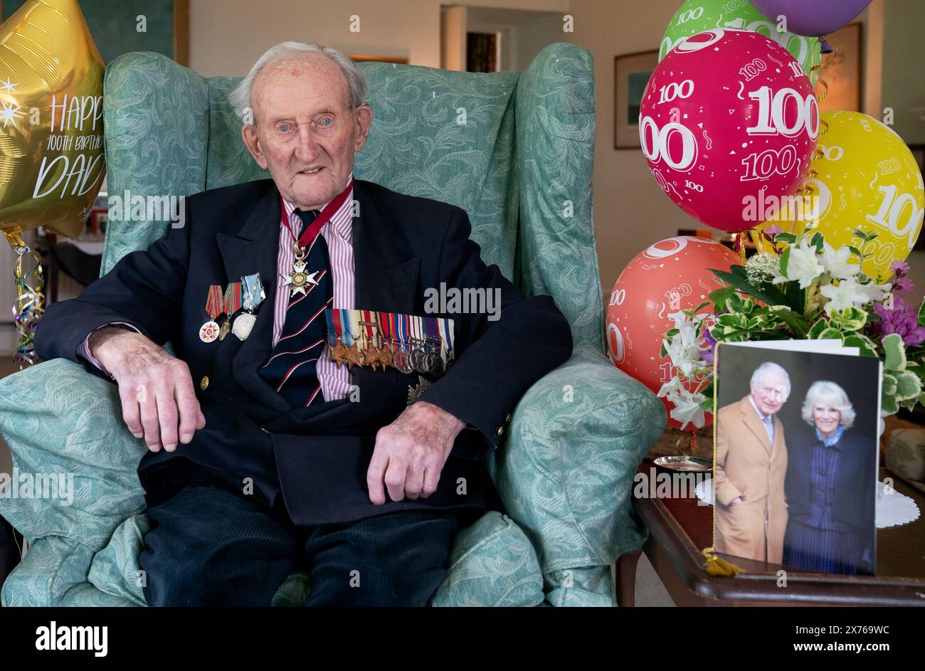 Vizeadmiral Sir Thomas Baird, aus Symington in Ayrshire, feiert seinen 100. Geburtstag. Sir Thomas nahm 41 Jahre in der Marine an den arktischen Konvois Teil, die von Großbritannien zu Häfen im äußersten Norden der Sowjetunion segelten, als eine Geste der Unterstützung der Alliierten, als Hitler gegen einen mit Stalin geschlossenen nichtangriffvertrag verstieß. Bilddatum: Freitag, 17. Mai 2024. Stockfoto