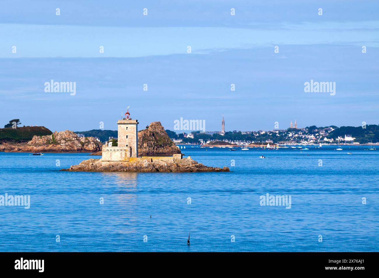Der Leuchtturm Ile Noire ist eine felsige Insel in der Bucht von Morlaix vor der Stadt Plouezoc'h in Finistère (Bretagne). Stockfoto