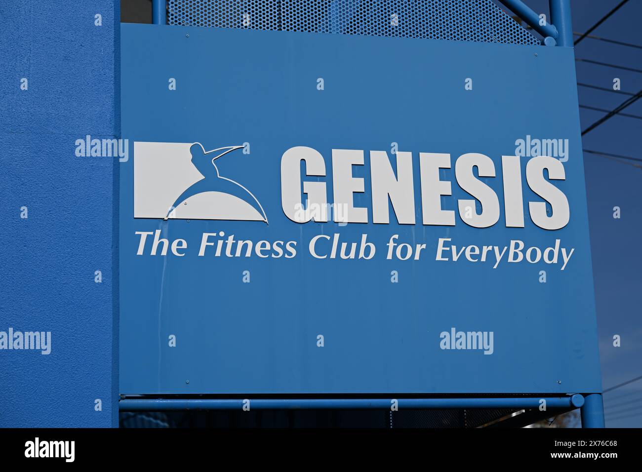 Blaue Schilder auf einer Metallstruktur außerhalb des Genesis Health and Fitness Club Gym, an einem sonnigen Tag Stockfoto