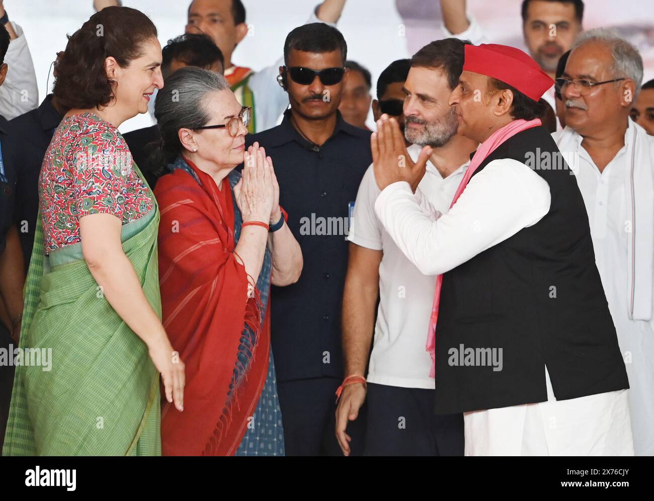 Raebareli, Indien. Mai 2024. RAE BARELI, INDIEN - 17. MAI: Kongressvorsitzender und Kandidat von Raebareli Lok Sabha Sitz Rahul Gandhi, seine Mutter und Ex-Kongresschef Sonia Gandhi, sowie Schwester und Parteisekretärin Priyanka Gandhi Vadra während eines öffentlichen Treffens am 17. Mai 2024 in Rae Bareli, Indien. Der nationale Präsident der Samajwadi-Partei Akhilesh Yadav unterstützt Rahul Gandhi. (Foto: Deepak Gupta/Hindustan Times/SIPA USA) Credit: SIPA USA/Alamy Live News Stockfoto