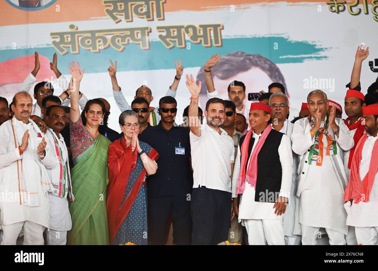 Raebareli, Indien. Mai 2024. RAE BARELI, INDIEN - 17. MAI: Kongressvorsitzender und Kandidat von Raebareli Lok Sabha Sitz Rahul Gandhi, seine Mutter und Ex-Kongresschef Sonia Gandhi, sowie Schwester und Parteisekretärin Priyanka Gandhi Vadra während eines öffentlichen Treffens am 17. Mai 2024 in Rae Bareli, Indien. Der nationale Präsident der Samajwadi-Partei Akhilesh Yadav unterstützt Rahul Gandhi. (Foto: Deepak Gupta/Hindustan Times/SIPA USA) Credit: SIPA USA/Alamy Live News Stockfoto