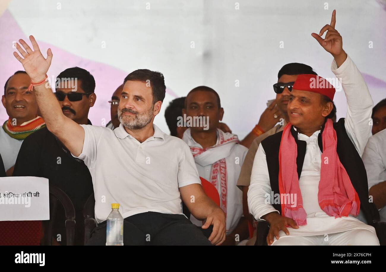 Raebareli, Indien. Mai 2024. RAE BARELI, INDIEN - 17. MAI: Kongressleiter und Kandidat von Raebareli Lok Sabha sitzen Rahul Gandhi mit dem Staatspräsidenten der Samajwadi-Partei Akhilesh Yadav bei einem öffentlichen Treffen in Raebareli, Uttar Pradesh, Indien am Freitag, 17. Mai 2024. (Foto: Deepak Gupta/Hindustan Times/SIPA USA) Credit: SIPA USA/Alamy Live News Stockfoto