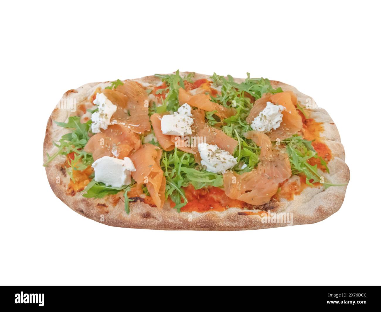 Pizza mit Räucherlachs, Tomatensauce, Rucola und Mozzarella, isoliert auf weiß. Stockfoto