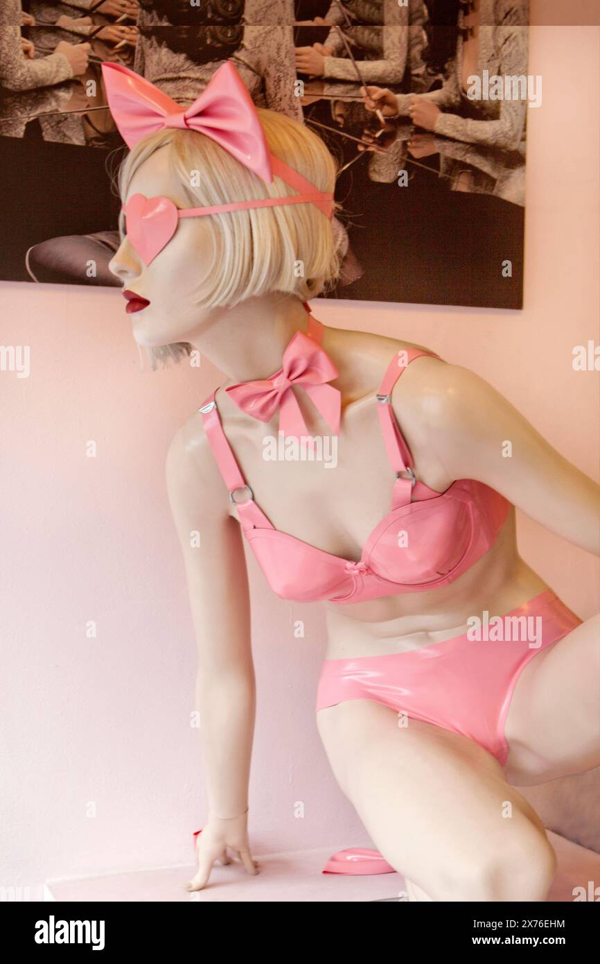 Eine Schaufensterpuppe für Frauen in einem pinkfarbenen Kunststoff-Bikini und Augenflicken. Stockfoto