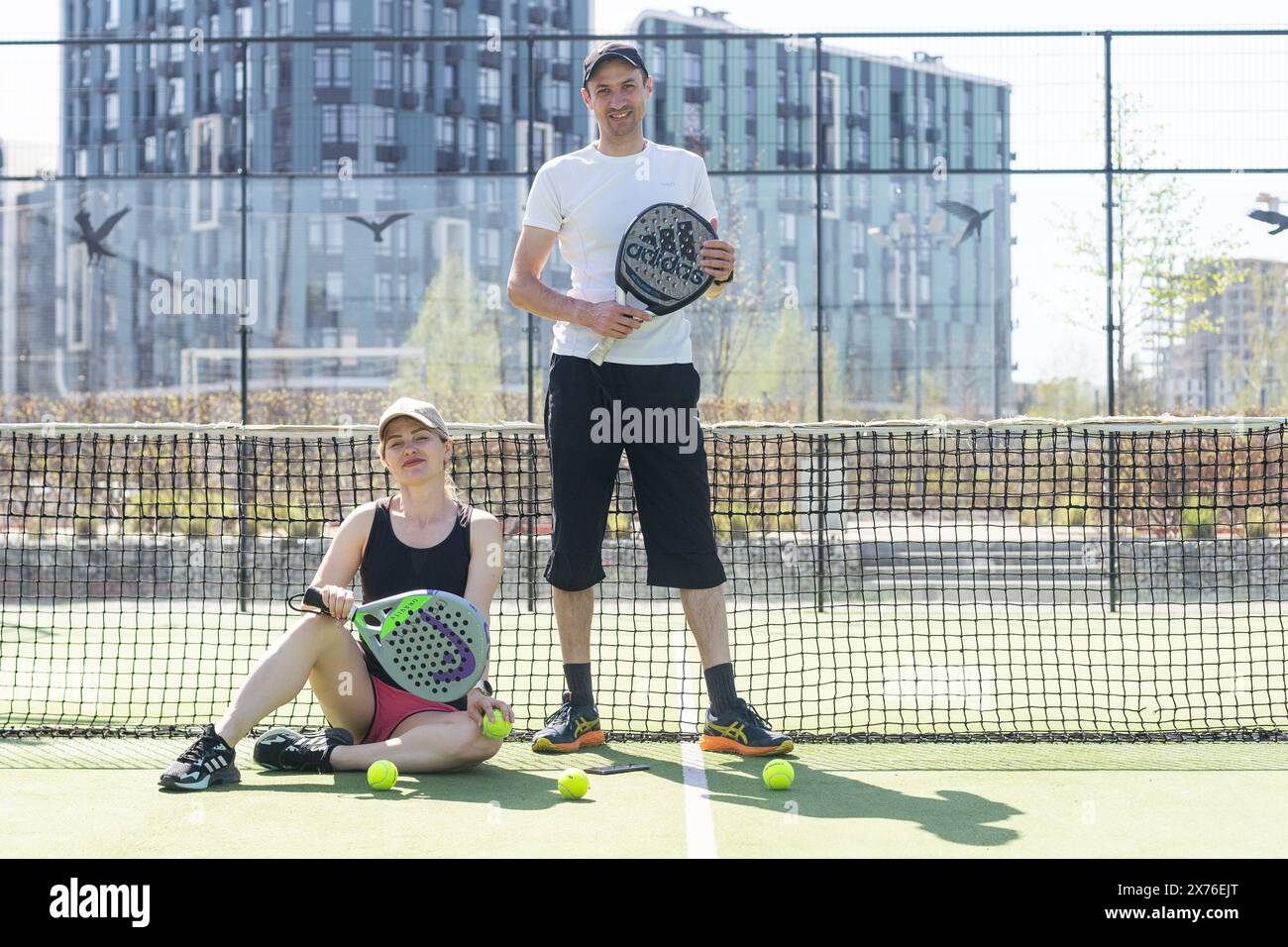 Ukraine Kiew, 02. April 2024. Padel Training Coach in einer Sitzung, Mentoring einer Schülerin, Förderung der Kompetenzentwicklung und eines positiven Lernens Stockfoto