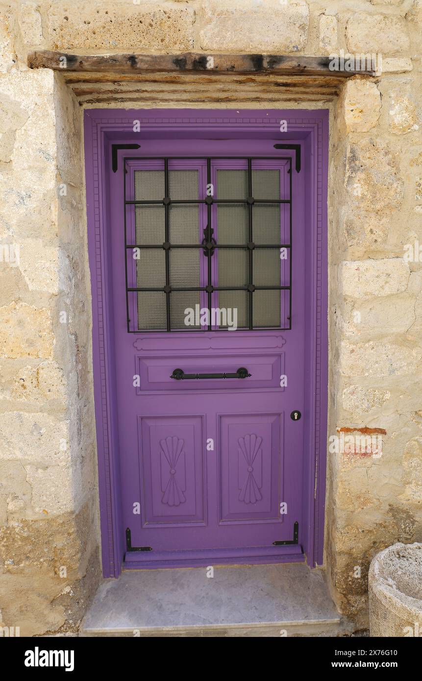Verlassenes altes griechisches Haus mit violetter Holztür in Alacati, Izmir, Türkei Stockfoto