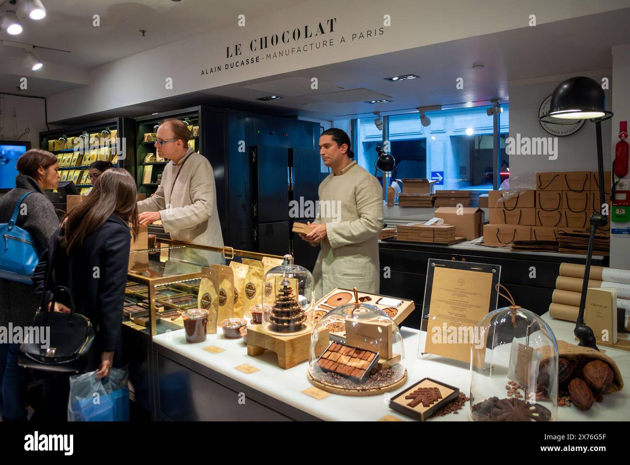 Paris, Frankreich, Leute, die im French Chocolates Shop einkaufen, Alain Ducasse, Koch, „Le Chocolat“ im Kaufhaus Galeries Lafayette Stockfoto