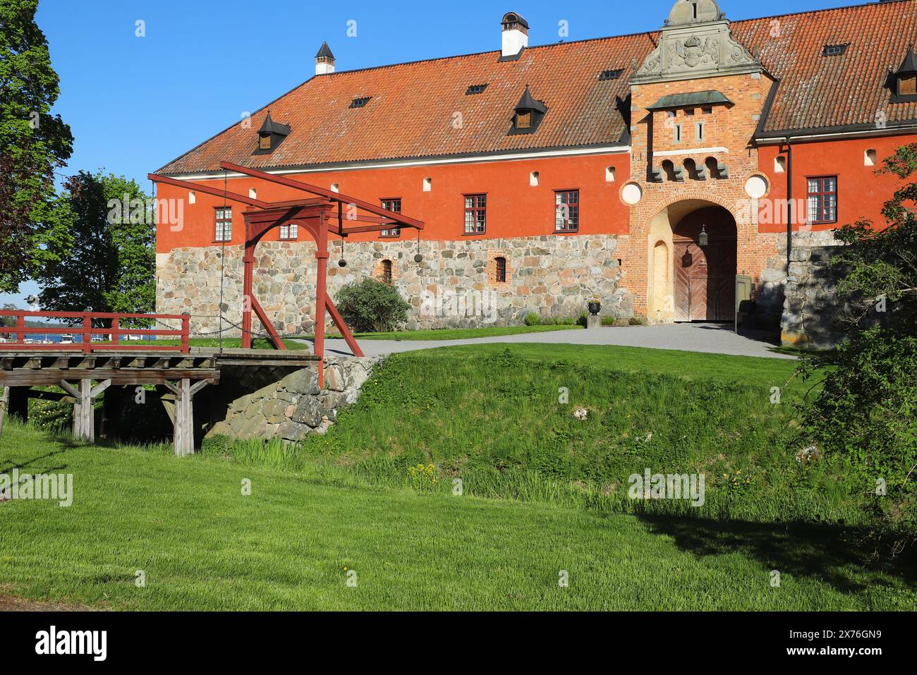 Das Schloss Gripsholm aus dem 16. Jahrhundert mit seiner Zugbrücke über den Graben in der schwedischen Provinz Sodermanland. Stockfoto