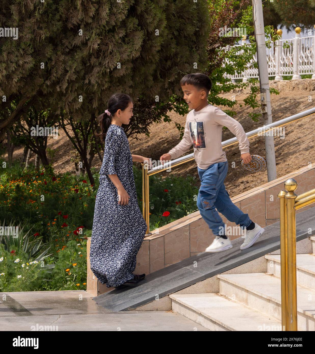 Turkmenische Kinder spielen auf der Steigung neben Treppen, Merv, Turkmenistan Stockfoto