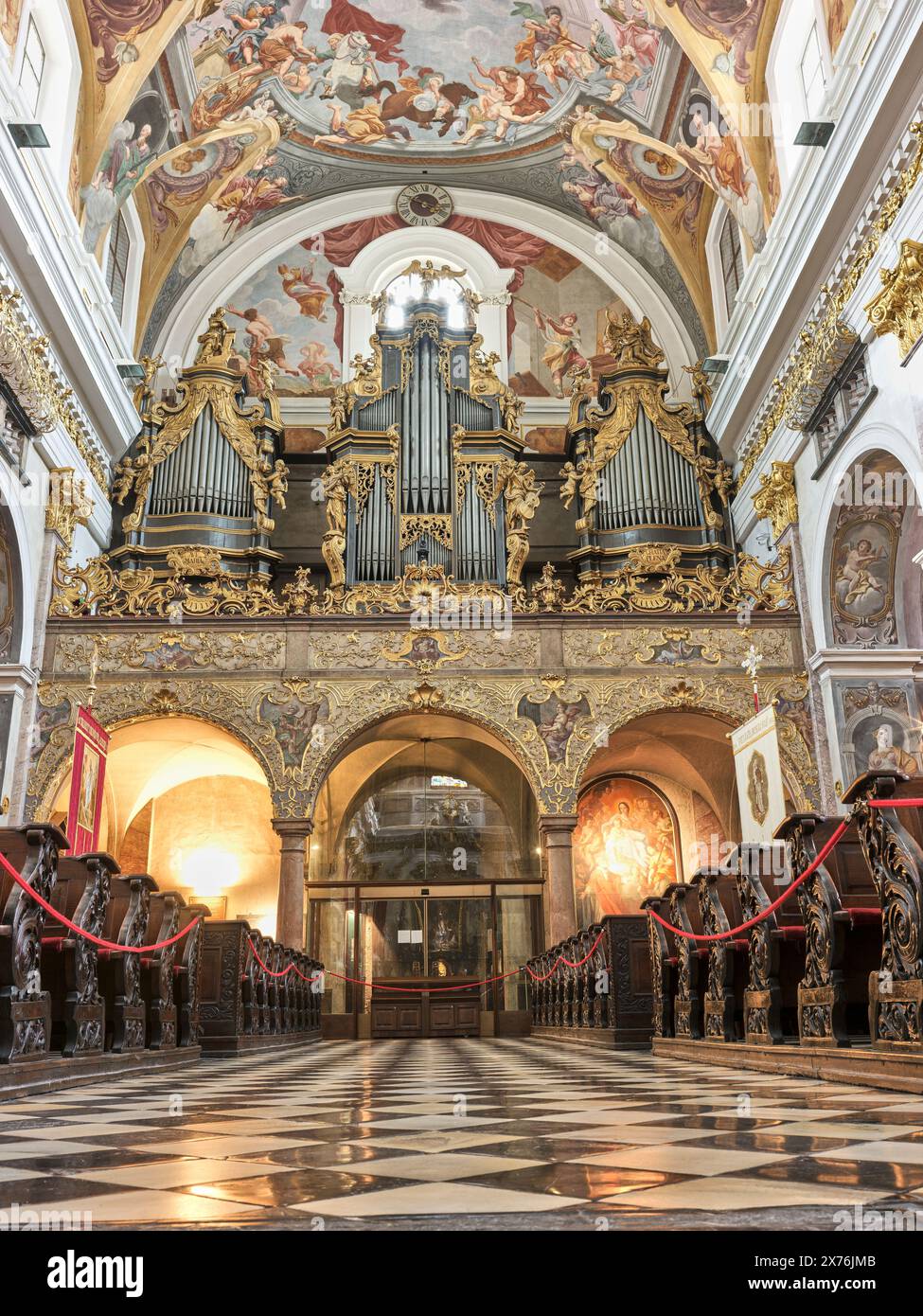 Orgel und Kirchenschiff in der Kathedrale St. Nikolaus, Ljubljana, Slowenien. Stockfoto