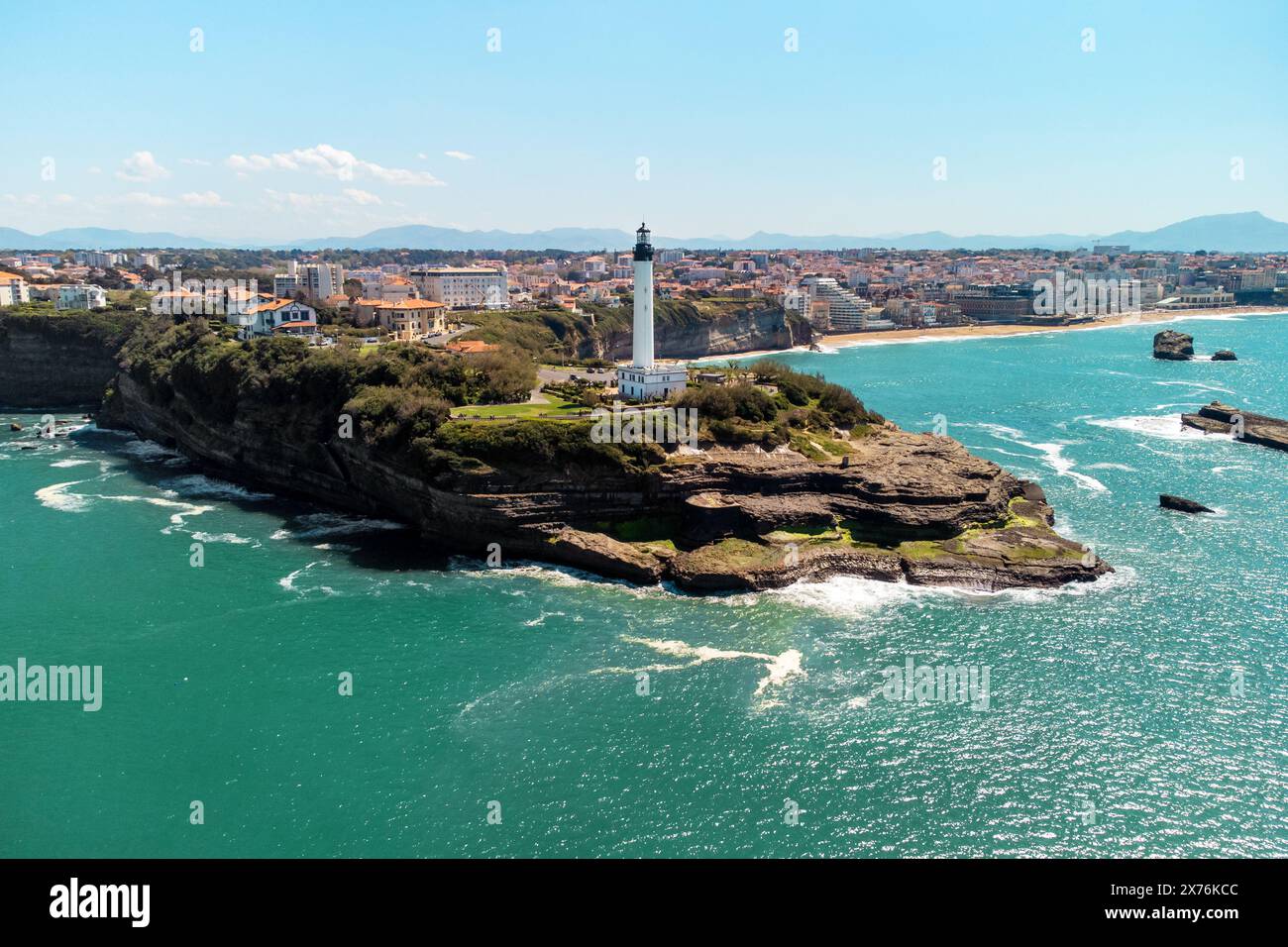 Luftaufnahme des Leuchtturms von Biarritz und der Küste, Aquitaine, Frankreich. Hochwertige Fotos Stockfoto