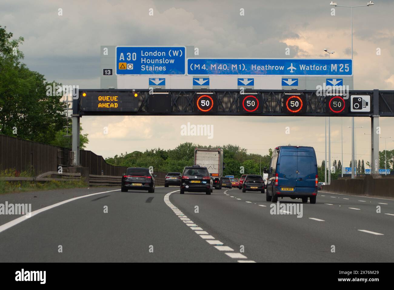 Surrey, Großbritannien. Mai 2024. Es war eine geschäftige Rush Hour auf